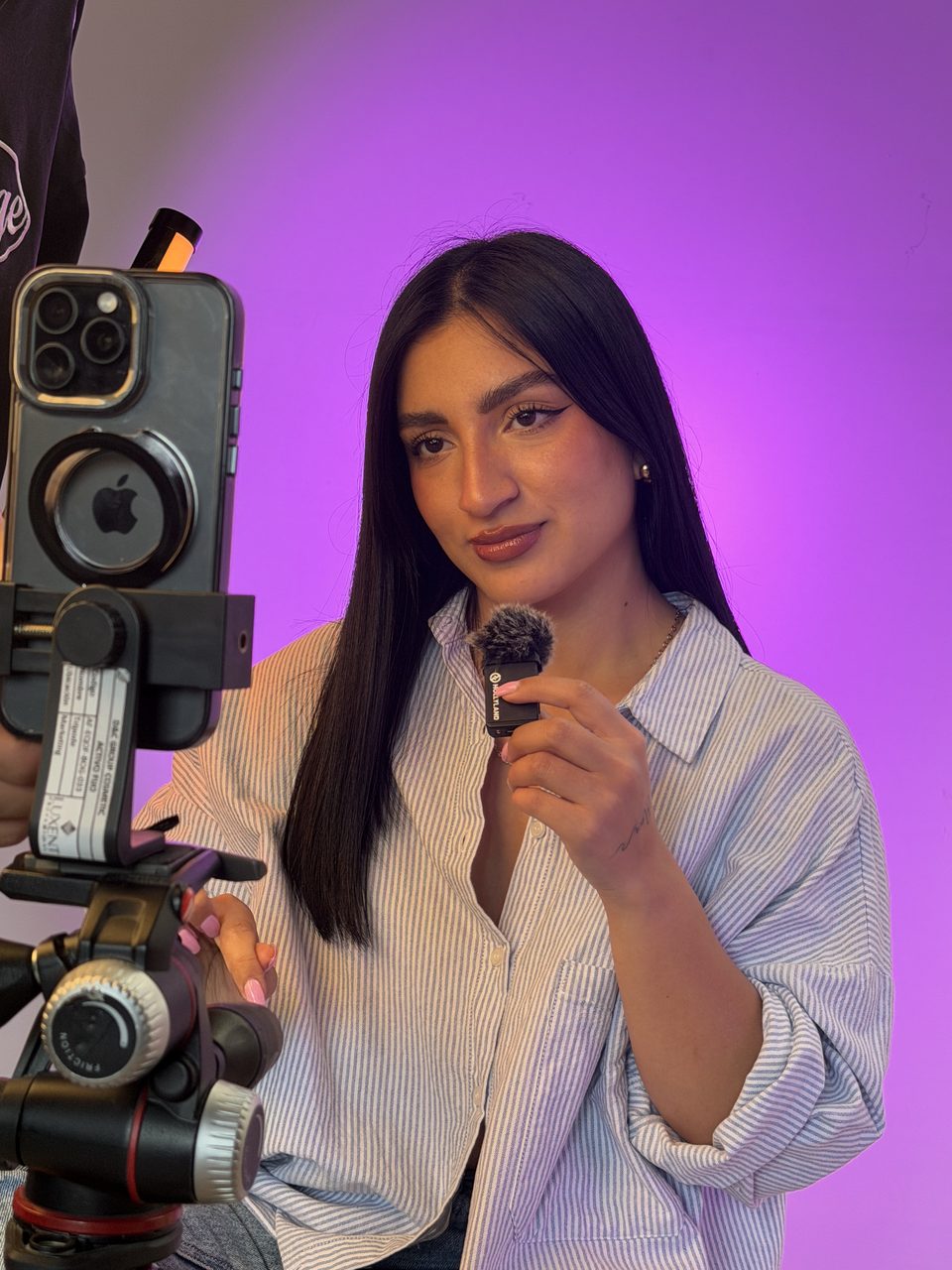 Camila Quiroga grabando contenido frente a cámara con micrófono
